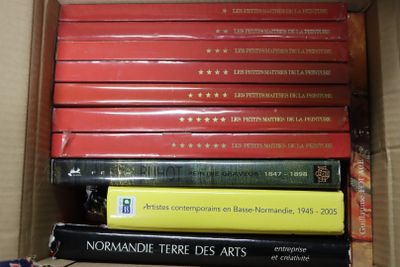 beaucoup de livres dans une boîte sur la table