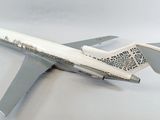 une maquette d'avion posée sur une surface blanche