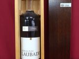 une image représentant une bouteille de vin dans un coffret en bois