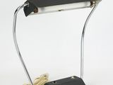 une photo d'une lampe de bureau posée sur une table