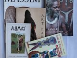 de nombreux livres et magazines posés ensemble sur une table