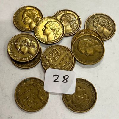un gros plan sur un tas de pièces d'or avec une étiquette de prix