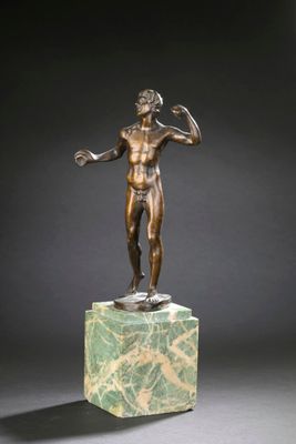 une image représentant une statue en bronze d'un homme posée sur un socle en marbre