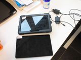 une tablette posée sur un bureau, à côté d'un écran