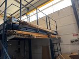 une pièce avec beaucoup de cartons et des cartons sur le sol