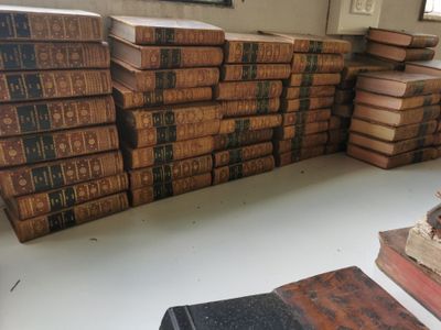 plusieurs vieux livres empilés les uns sur les autres dans une pièce