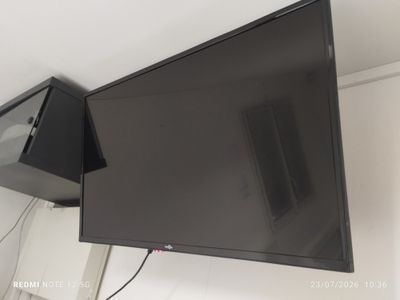 un téléviseur à écran plat accroché au mur de la chambre