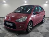 la voiture rouge est garée dans le garage sur le sol en damier