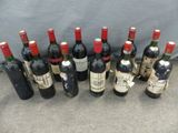 plusieurs bouteilles de vin sont alignées sur une table