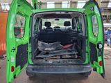 une camionnette verte garée à l'intérieur d'un bâtiment
