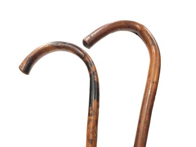 Lot: deux cannes en bois naturel l'une gravée "Chamonix" et …