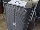une grande enceinte posée par terre