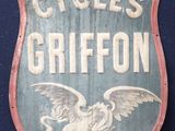 une pancarte sur laquelle est écrit « Cycles Griffon »