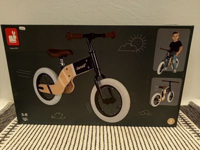 une boîte noire sur laquelle figure l'image d'un garçon à vélo