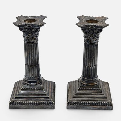 paire de bougeoirs anciens en fonte sur socles