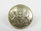 un bouton ancien en argent orné d'un blason