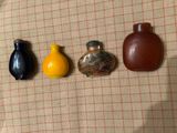 trois petits vases posés les uns à côté des autres sur une table