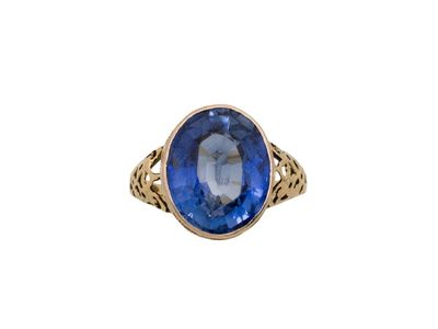 une bague en or sertie d'un saphir bleu au centre