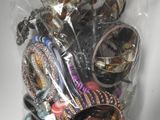 un sac contenant un assortiment de bracelets et de joncs