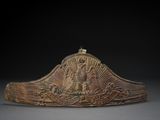 une image représentant une sculpture en bois représentant un bateau avec des personnes à bord