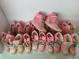 tout un tas de chaussures qui traînent sur une étagère