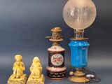 Plusieurs types de lampes anciennes sont exposées sur un support gris.