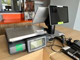 un ordinateur portable posé sur une balance, sur une table