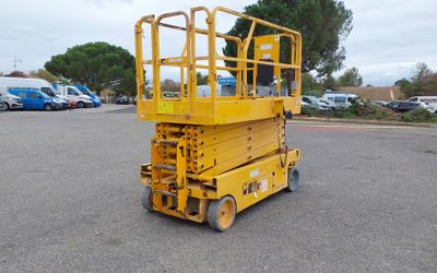 a yellow scissor sitting in a parking lot