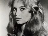une vieille photo en noir et blanc d'une femme aux cheveux longs