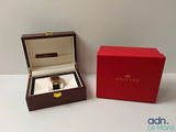 une image représentant une boîte rouge contenant une montre