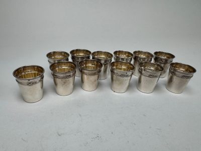 un lot de six verres à shot en argent à bord doré