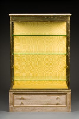 Vitrine sur plinthe, ouvrant par deux tiroirs en partie bass… - Photo 1