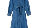 La robe est bleue et comporte une ceinture à la taille.