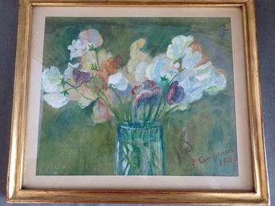 une peinture de fleurs dans un vase en verre sur une table