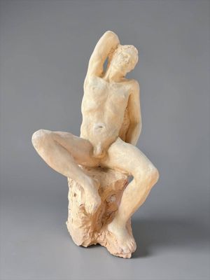 sculpture représentant un homme assis sur un rocher