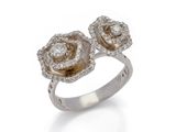 une bague en or blanc sertie d'un diamant en forme de rose