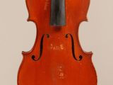 un vieux violon avec un archet sur fond blanc