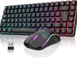 un clavier d'ordinateur et une souris placés l'un à côté de l'autre
