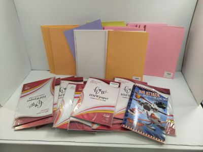 beaucoup de livres qui traînent sur une étagère
