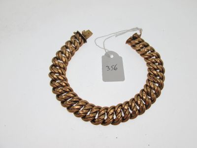 gros plan d'un bracelet portant une étiquette de prix
