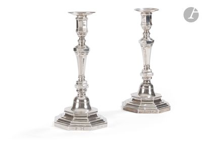 paire de chandeliers en argent sur fond blanc