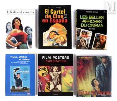 Plusieurs affiches de cinéma sont disposées en rangée sur une surface blanche