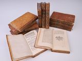 plusieurs vieux livres sont empilés sur une table