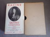 un livre ouvert sur lequel figure l'image d'un homme en costume