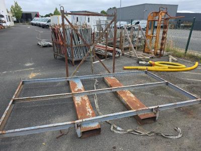 beaucoup de déchets par terre dans un parking