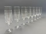 six verres à vin vides alignés sur une table