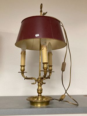 une lampe posée sur une étagère dans une pièce