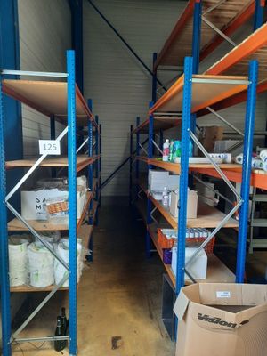 de nombreuses étagères dans l'entrepôt, sur lesquelles sont posées des cartons