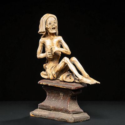 l'image d'une statue de femme assise sur une table