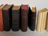 plusieurs vieux livres sont alignés sur une table